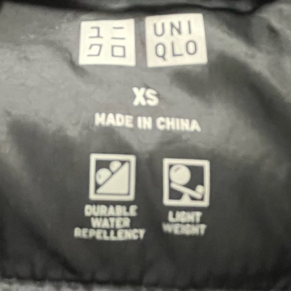 Uniqlo black puffy lightweight jacket - Picture 3 of 4